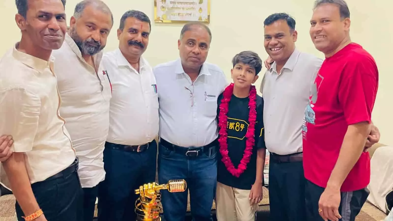 भीलवाड़ा में दस्तक संस्था के सदस्यों के साथ खड़े राष्ट्रीय संगीत प्रतियोगिता विजेता मास्टर औनिक जैन। भीलवाड़ा में दस्तक संस्था के सदस्यों के साथ खड़े राष्ट्रीय संगीत प्रतियोगिता विजेता मास्टर औनिक जैन।
