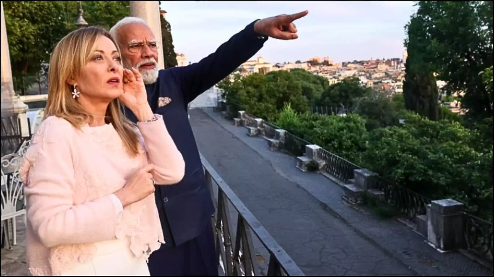 रोम में एक बालकनी पर खड़ी इटली की प्रधानमंत्री जॉर्जिया मेलोनी और हाथ से इशारा करते प्रधानमंत्री नरेंद्र मोदी। रोम में एक बालकनी पर खड़ी इटली की प्रधानमंत्री जॉर्जिया मेलोनी और हाथ से इशारा करते प्रधानमंत्री नरेंद्र मोदी।