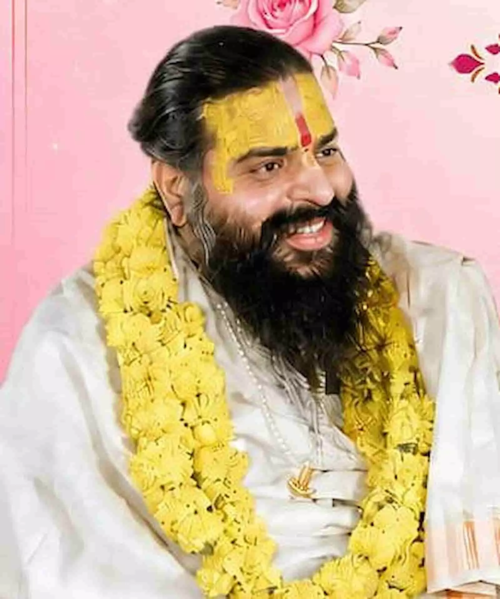 भीलवाड़ा के निंबार्क आश्रम के महंत श्री मोहन शरण जी शास्त्री पीले तिलक और पीले फूलों की माला पहने मुस्कुराते हुए। भीलवाड़ा के निंबार्क आश्रम के महंत श्री मोहन शरण जी शास्त्री पीले तिलक और पीले फूलों की माला पहने मुस्कुराते हुए।