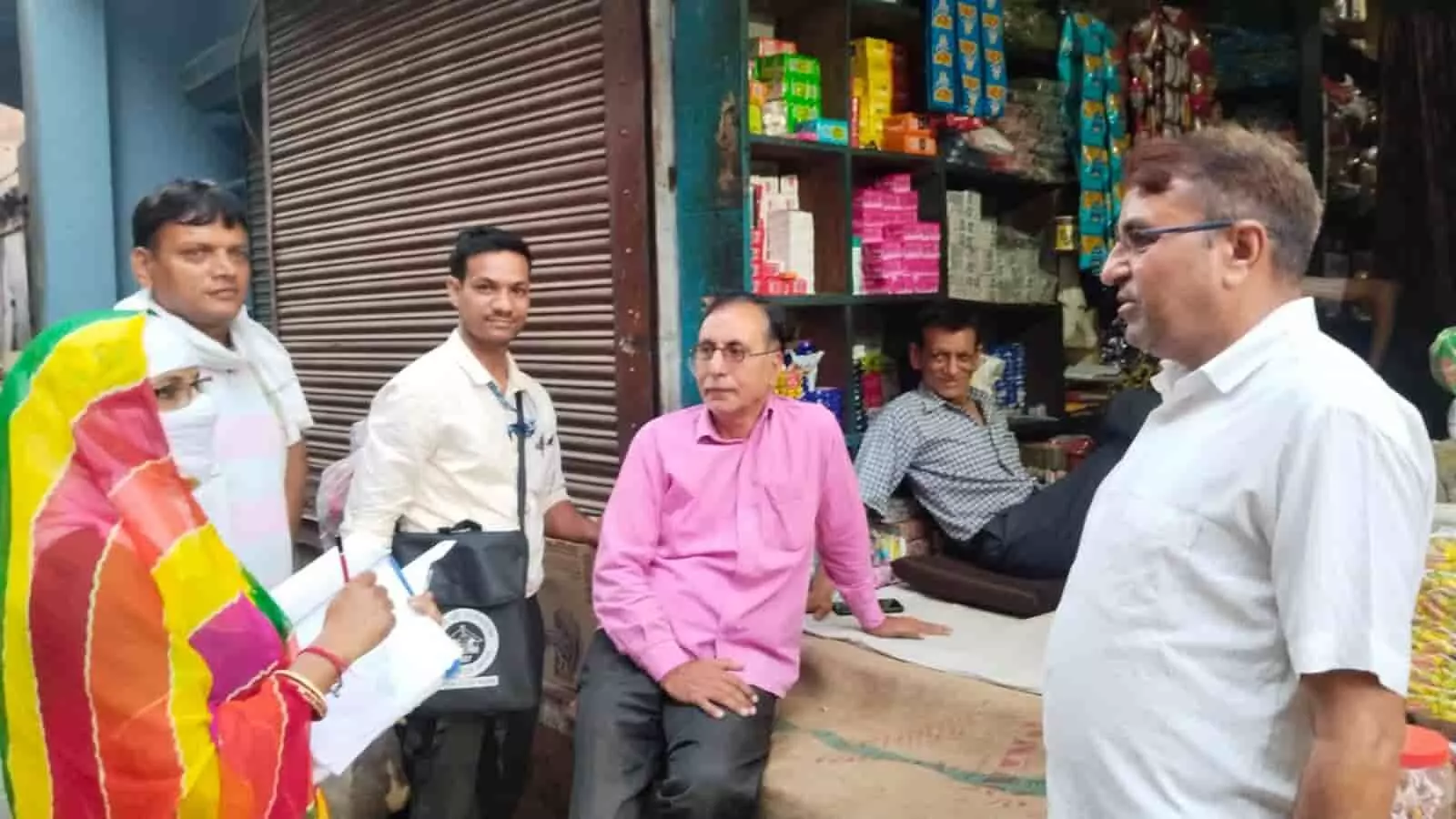 भुसावर में जनगणना प्रगणक और स्थानीय नागरिक डिजिटल माध्यम से मकान सूचीकरण और आवास गणना करते हुए। भुसावर में जनगणना प्रगणक और स्थानीय नागरिक डिजिटल माध्यम से मकान सूचीकरण और आवास गणना करते हुए।