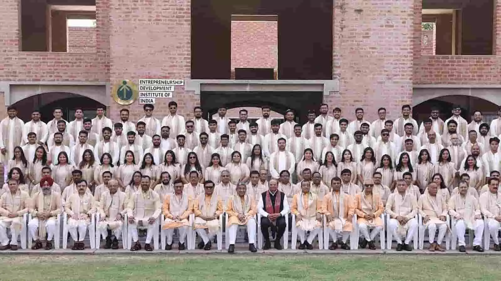 ईडीआईआई अहमदाबाद के दीक्षांत समारोह में पुरस्कार विजेता विद्यार्थी और उद्यमी सामूहिक समूह चित्र में दिखाई दे रहे हैं। ईडीआईआई अहमदाबाद के दीक्षांत समारोह में पुरस्कार विजेता विद्यार्थी और उद्यमी सामूहिक समूह चित्र में दिखाई दे रहे हैं।