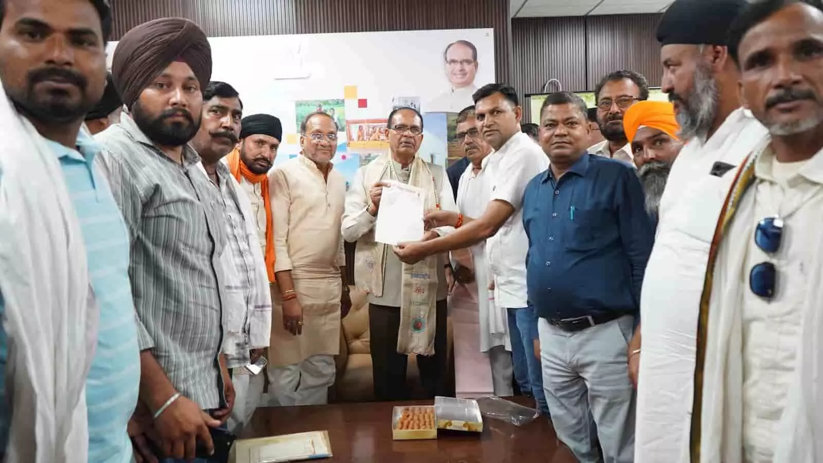 नई दिल्ली में केंद्रीय मंत्री शिवराज सिंह चौहान को मांग पत्र सौंपते भाजपा नेता रमन धाकड़।