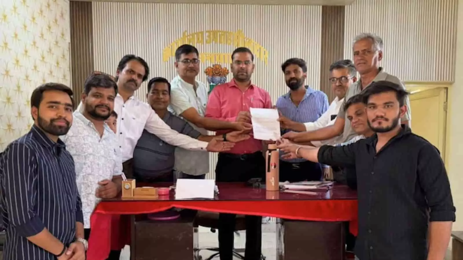 फतहनगर में नायब तहसीलदार को ऑनलाइन दवा बिक्री के खिलाफ ज्ञापन सौंपते केमिस्ट एसोसिएशन के पदाधिकारी। फतहनगर में नायब तहसीलदार को ऑनलाइन दवा बिक्री के खिलाफ ज्ञापन सौंपते केमिस्ट एसोसिएशन के पदाधिकारी।