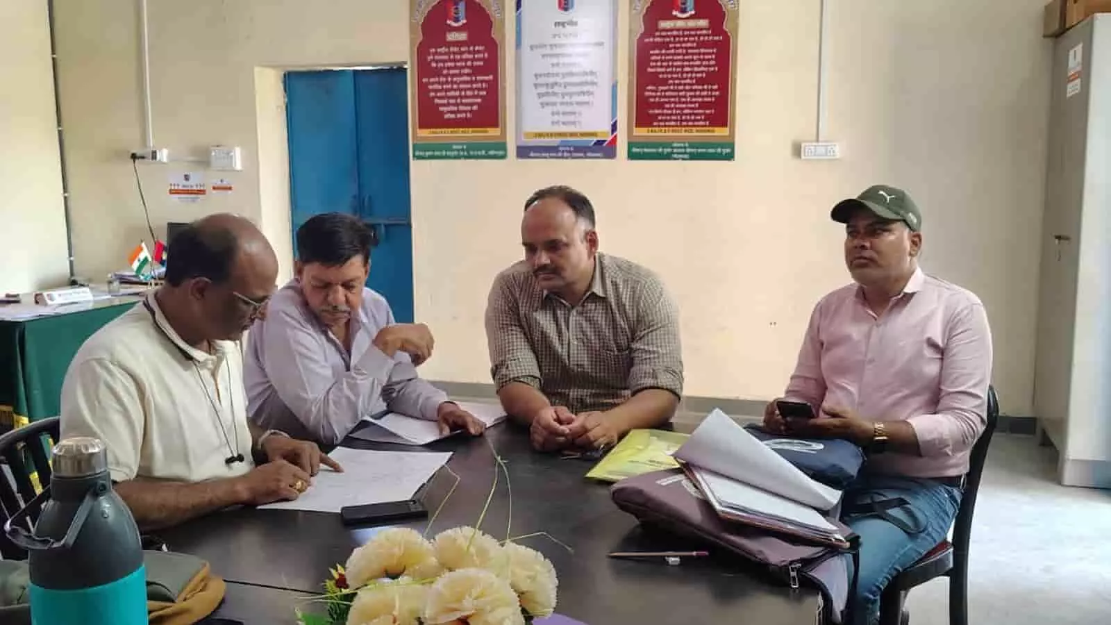 मावली में जनगणना कार्य के दौरान प्रगणकों के दस्तावेजों का निरीक्षण करते हुए विभागीय अधिकारी और फील्ड ट्रेनर। मावली में जनगणना कार्य के दौरान प्रगणकों के दस्तावेजों का निरीक्षण करते हुए विभागीय अधिकारी और फील्ड ट्रेनर।