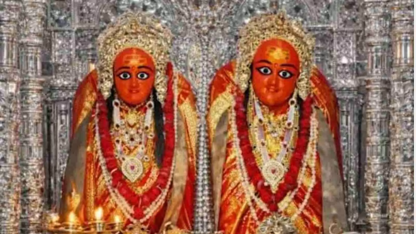 करौली के कैलादेवी मंदिर के गर्भगृह में विराजमान मां कैला देवी और मां चामुंडा की भव्य प्रतिमाएं मुकुट और आभूषणों से सुसज्जित दिख रही हैं। करौली के कैलादेवी मंदिर के गर्भगृह में विराजमान मां कैला देवी और मां चामुंडा की भव्य प्रतिमाएं मुकुट और आभूषणों से सुसज्जित दिख रही हैं।