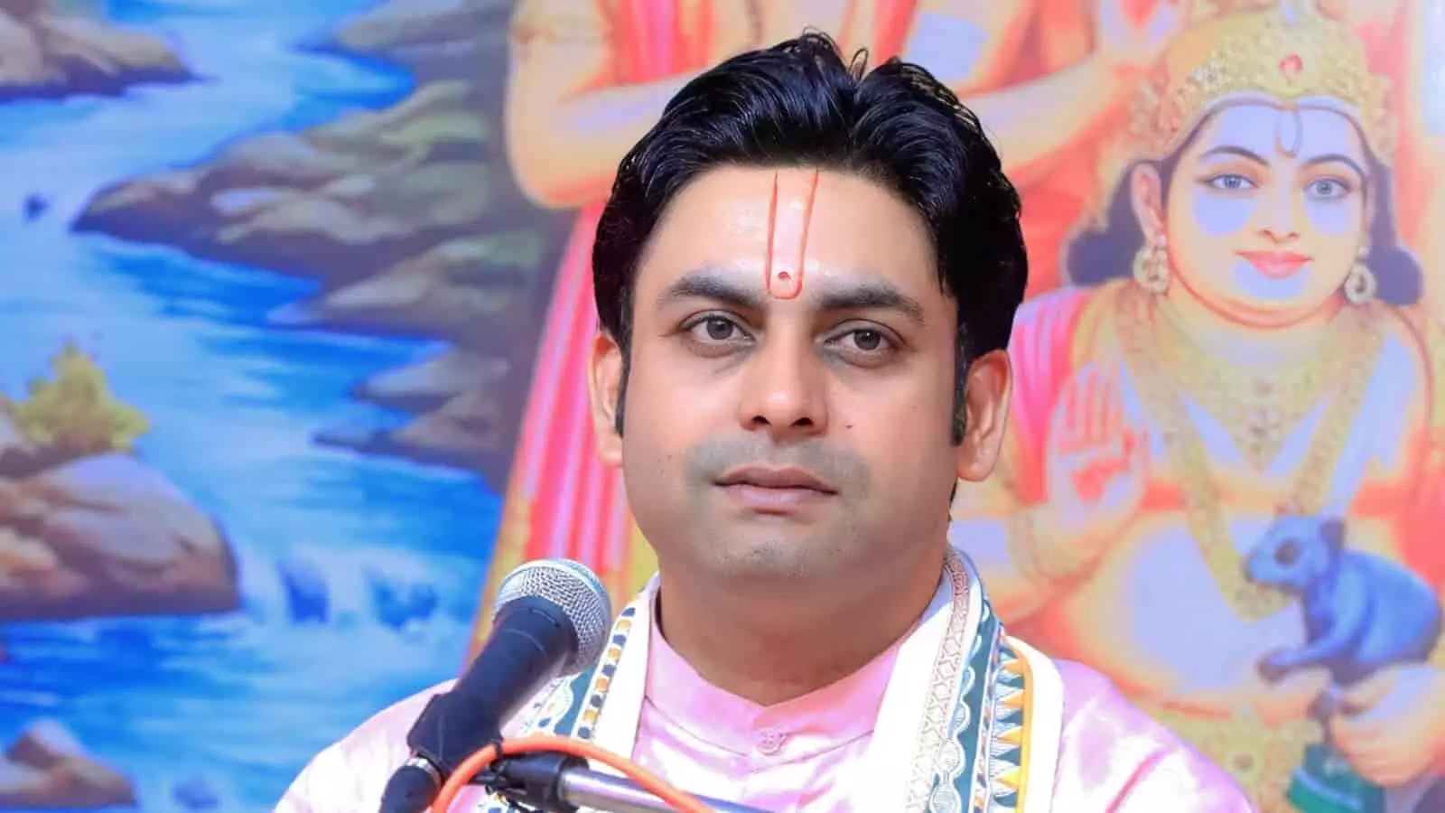 व्यासपीठ पर बैठकर माइक के सामने कथा वाचन करते पंडित ऋतुराज शर्मा कोटा में श्रीमद्भागवत कथा के दौरान। व्यासपीठ पर बैठकर माइक के सामने कथा वाचन करते पंडित ऋतुराज शर्मा कोटा में श्रीमद्भागवत कथा के दौरान।