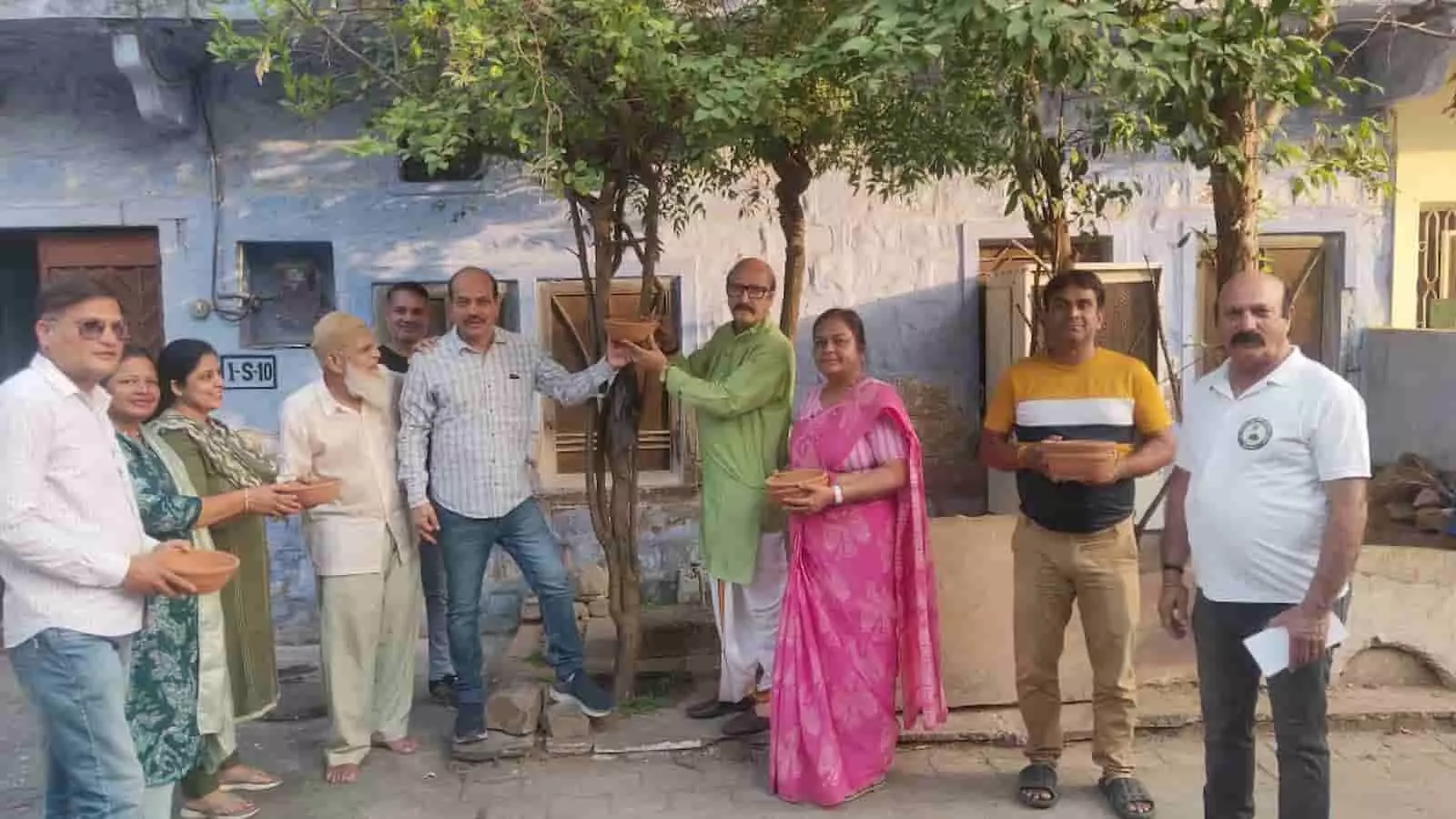 कोटा के तलवंडी में शिव मंदिर के पास पेड़ पर पक्षियों के लिए मिट्टी का परिंडा बांधते हुए नागरिक। कोटा के तलवंडी में शिव मंदिर के पास पेड़ पर पक्षियों के लिए मिट्टी का परिंडा बांधते हुए नागरिक।