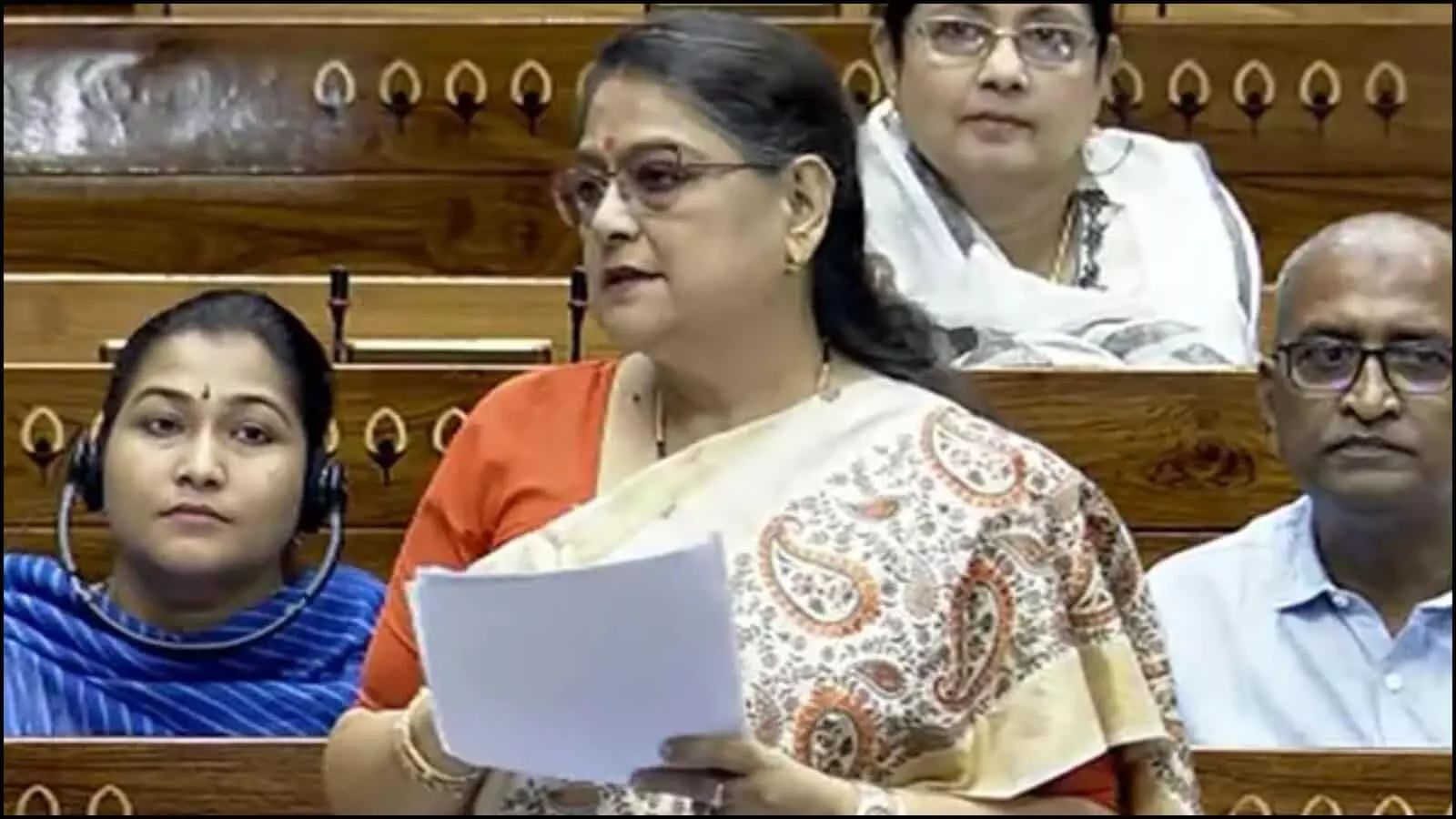 संसद भवन के अंदर खड़े होकर भाषण देतीं लोकसभा सांसद डॉक्टर काकोली घोष दस्तीदार।