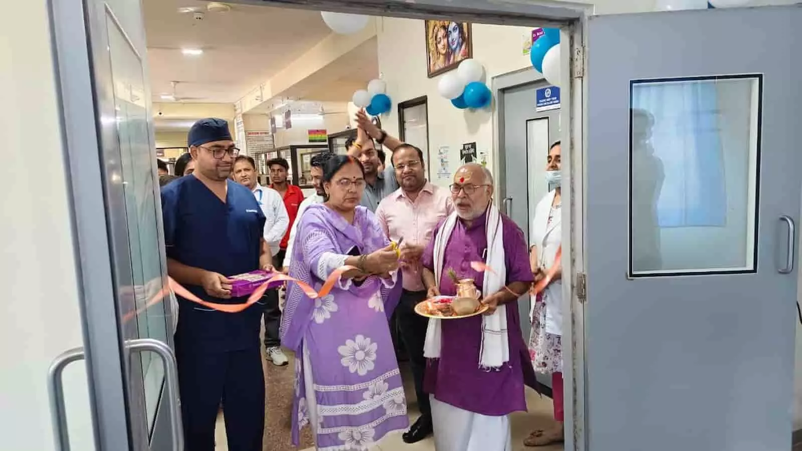 गंगापुर सिटी के सीपी अस्पताल में डॉक्टरों और अतिथियों द्वारा रिबन काटकर नई एंडोस्कोपी मशीन का उद्घाटन किया जा रहा है। गंगापुर सिटी के सीपी अस्पताल में डॉक्टरों और अतिथियों द्वारा रिबन काटकर नई एंडोस्कोपी मशीन का उद्घाटन किया जा रहा है।
