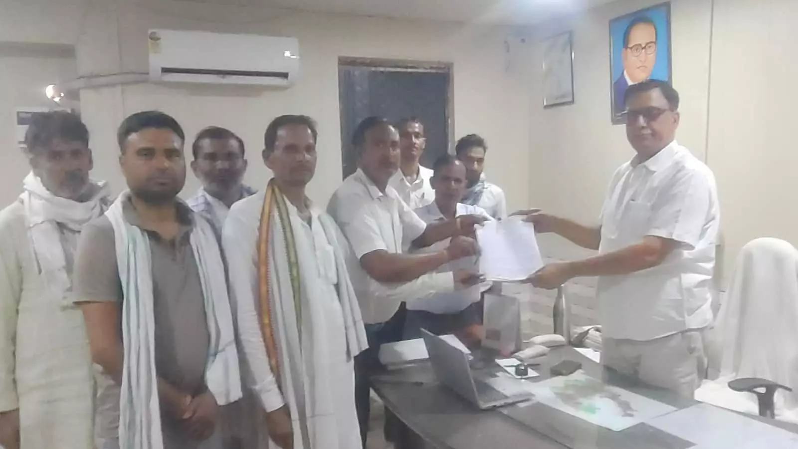 नगर उपखंड कार्यालय में एसडीएम दुर्गा प्रसाद मीणा को मनरेगा शिकायत का ज्ञापन सौंपते कांग्रेस कार्यकर्ता। नगर उपखंड कार्यालय में एसडीएम दुर्गा प्रसाद मीणा को मनरेगा शिकायत का ज्ञापन सौंपते कांग्रेस कार्यकर्ता।