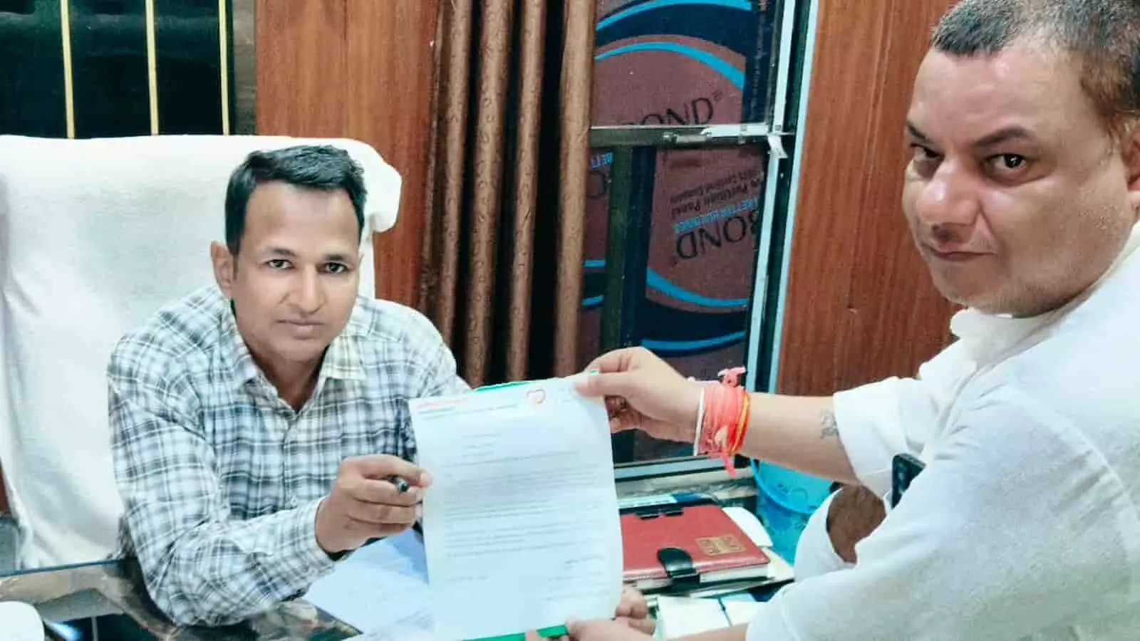 छोटीसादड़ी नगर पालिका कार्यालय में अधिशाषी अधिकारी को वॉटर ट्रीटमेंट प्लांट का प्रार्थना पत्र सौंपते सामाजिक कार्यकर्ता मनीष उपाध्याय। छोटीसादड़ी नगर पालिका कार्यालय में अधिशाषी अधिकारी को वॉटर ट्रीटमेंट प्लांट का प्रार्थना पत्र सौंपते सामाजिक कार्यकर्ता मनीष उपाध्याय।