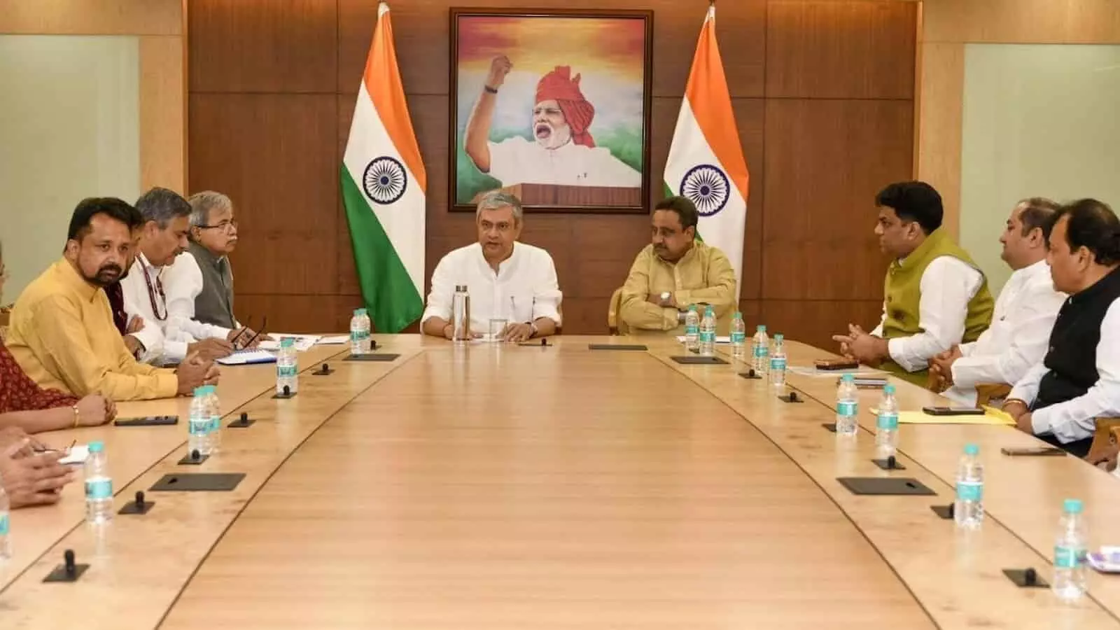 रेल भवन में बैठक की अध्यक्षता करते रेल मंत्री अश्विनी वैष्णव और उपस्थित अधिकारी। रेल भवन में बैठक की अध्यक्षता करते रेल मंत्री अश्विनी वैष्णव और उपस्थित अधिकारी।