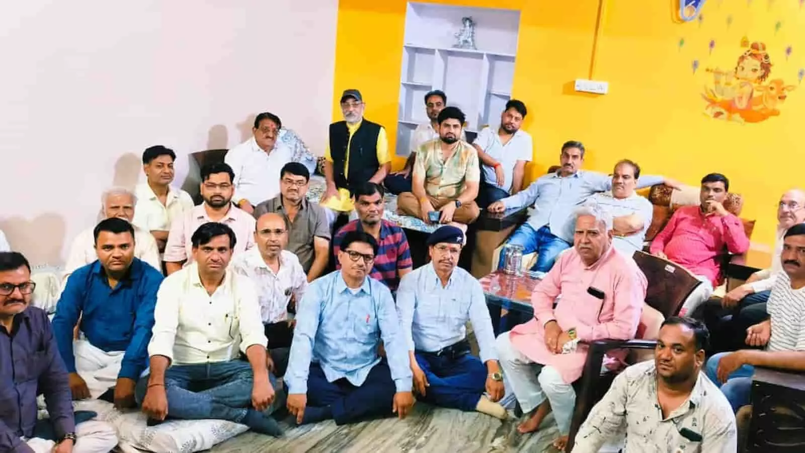 झालावाड़ के सारोला में पीड़ित व्यापारी से मिलने पहुंचे स्वर्णकार समाज के पदाधिकारी बैठक करते हुए। झालावाड़ के सारोला में पीड़ित व्यापारी से मिलने पहुंचे स्वर्णकार समाज के पदाधिकारी बैठक करते हुए।