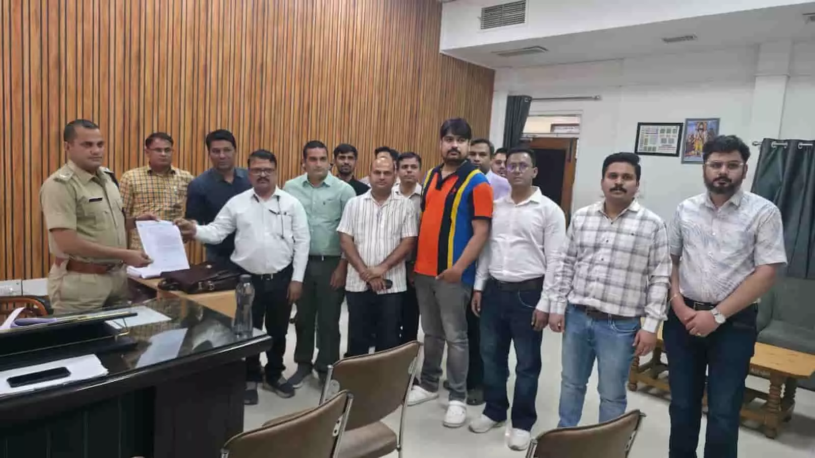 झालावाड़ में पुलिस अधिकारी को ज्ञापन सौंपते हुए अरिसदा संघ के चिकित्सक अधिकारी। झालावाड़ में पुलिस अधिकारी को ज्ञापन सौंपते हुए अरिसदा संघ के चिकित्सक अधिकारी।
