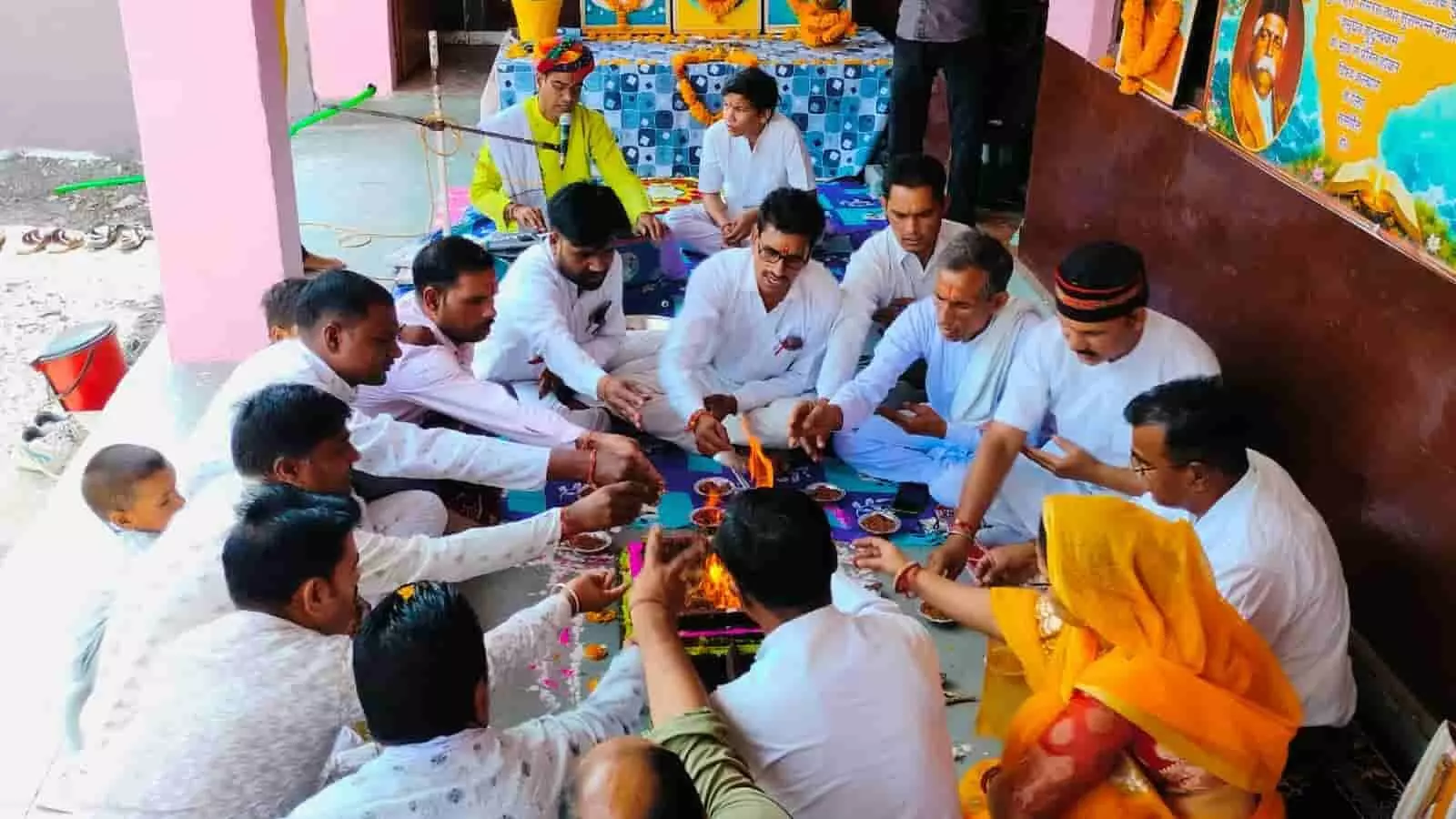 आदर्श विद्या मंदिर देवरी में अग्निहोत्र यज्ञ के चारों ओर बैठकर आहुति देते हुए लोग आदर्श विद्या मंदिर देवरी में अग्निहोत्र यज्ञ के चारों ओर बैठकर आहुति देते हुए लोग