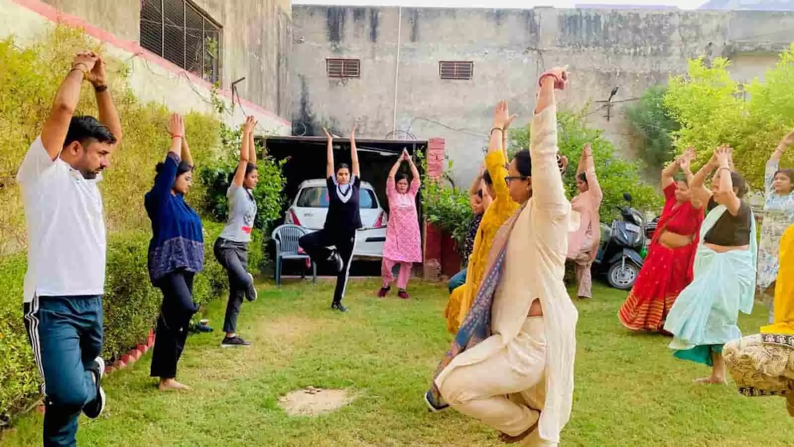 बयाना के एक बगीचे में योग और एक्सरसाइज का अभ्यास करतीं महिलाएं।