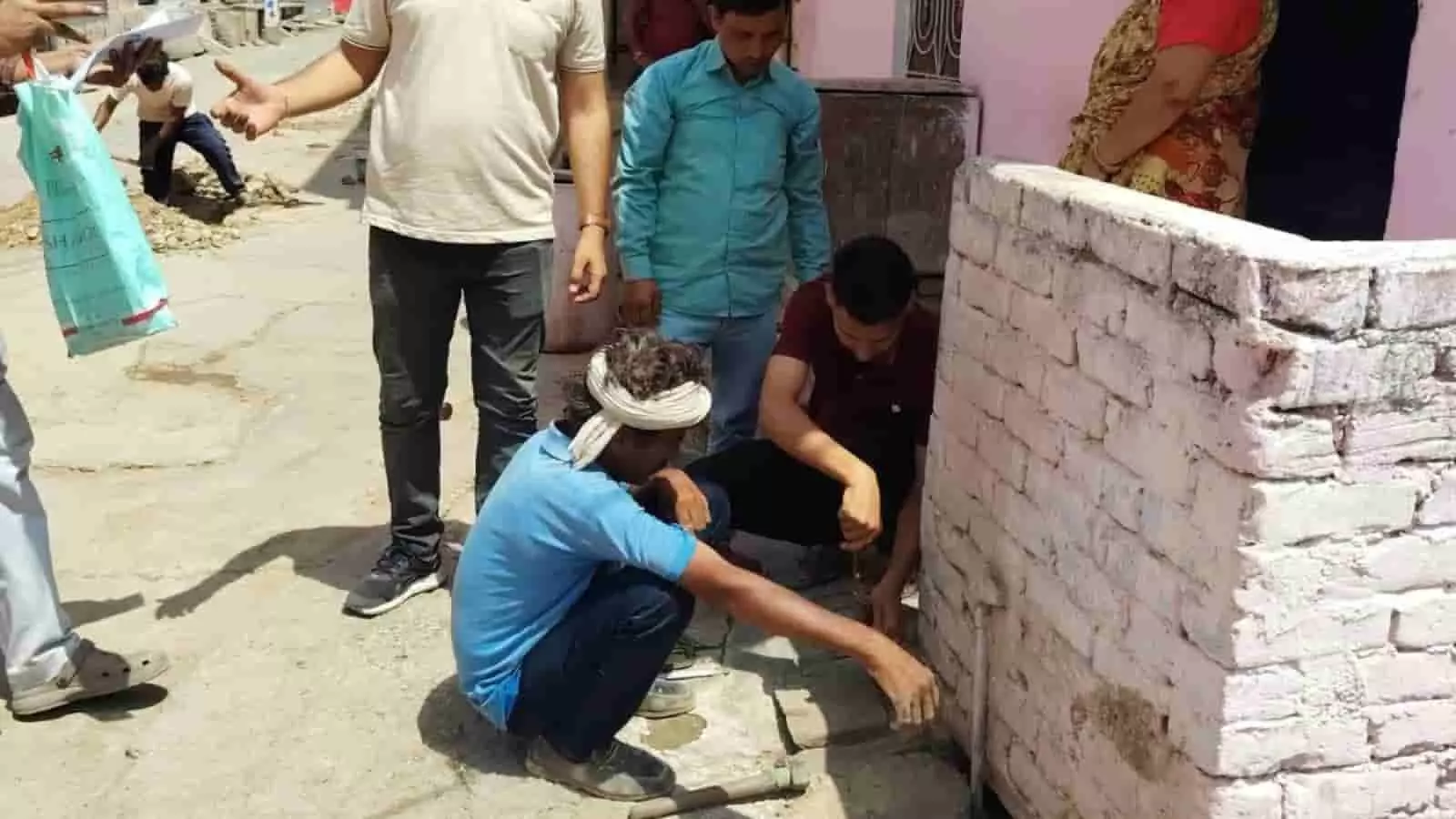 गंगापुर सिटी की संजय कॉलोनी में जलदाय विभाग के कर्मचारी पाइप लाइन से ब्लॉकेज हटाते हुए। गंगापुर सिटी की संजय कॉलोनी में जलदाय विभाग के कर्मचारी पाइप लाइन से ब्लॉकेज हटाते हुए।