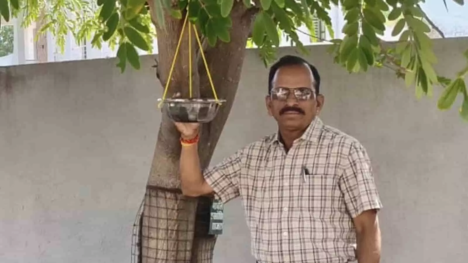 पेड़ पर पक्षियों के लिए पानी का पात्र बांधते मुख्य ब्लॉक शिक्षा अधिकारी नारायण सिंह राव राजकीय उच्च माध्यमिक विद्यालय सियाणा में। पेड़ पर पक्षियों के लिए पानी का पात्र बांधते मुख्य ब्लॉक शिक्षा अधिकारी नारायण सिंह राव राजकीय उच्च माध्यमिक विद्यालय सियाणा में।