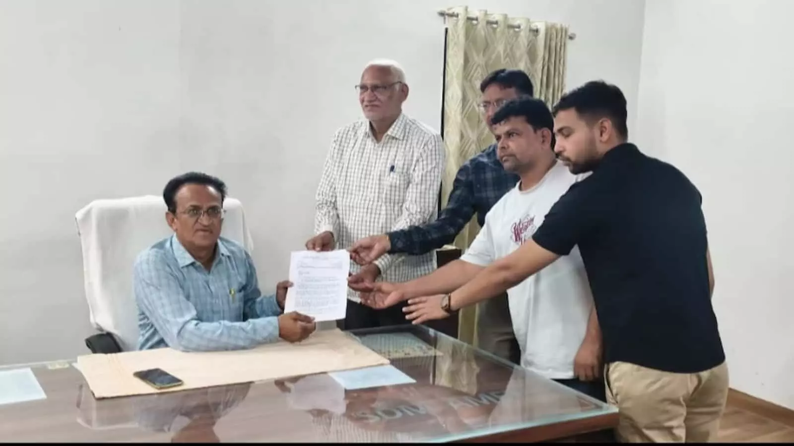 आमेट एसडीएम कार्यालय में दवा विक्रेता अधिकारी को ज्ञापन सौंपते हुए केमिस्ट एसोसिएशन के सदस्य। आमेट एसडीएम कार्यालय में दवा विक्रेता अधिकारी को ज्ञापन सौंपते हुए केमिस्ट एसोसिएशन के सदस्य।