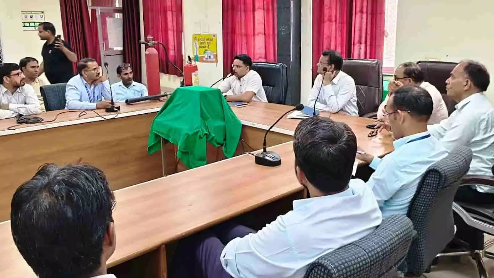 सवाई माधोपुर जिला अस्पताल के बैठक हॉल में अग्नि सुरक्षा प्रशिक्षण लेते अधिकारी और कर्मचारी।