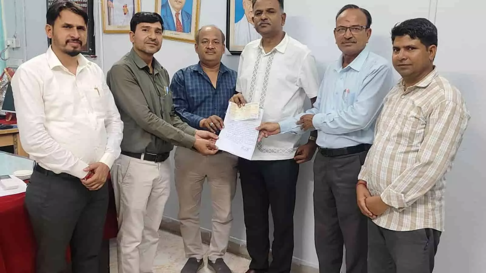 जनसहभागिता योजना के तहत स्कूल विकास राशि का चेक सौंपते हुए शिक्षा अधिकारी और विद्यालय स्टाफ