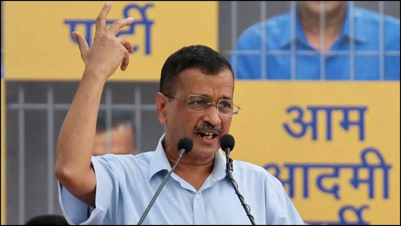 मंच पर लगे आम आदमी पार्टी के बैनर के आगे माइक पर बोलते अरविंद केजरीवाल।