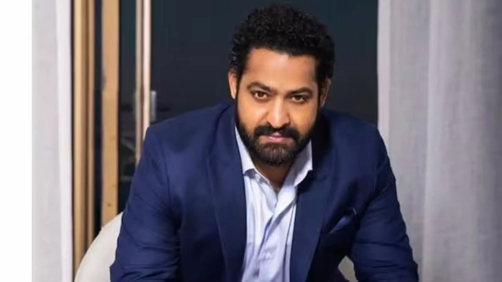 फिल्म ड्रैगन के पोस्टर के साथ अभिनेता जूनियर एनटीआर का जन्मदिन का चित्र।