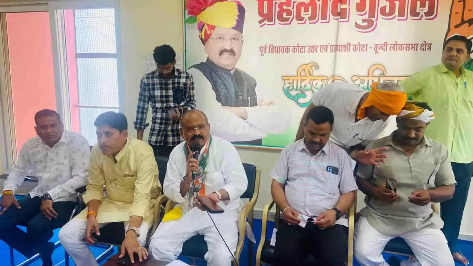 कोटा में कांग्रेस ओबीसी प्रकोष्ठ की बैठक में माइक पर बोलते पूर्व विधायक प्रहलाद गुंजल और अन्य नेता। कोटा में कांग्रेस ओबीसी प्रकोष्ठ की बैठक में माइक पर बोलते पूर्व विधायक प्रहलाद गुंजल और अन्य नेता।