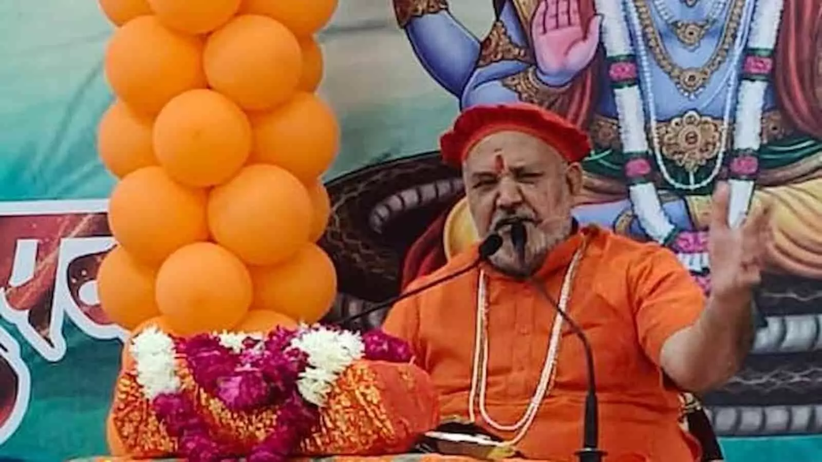 हरी शेवा उदासीन आश्रम में व्यास पीठ पर बैठकर कथा सुनाते महामंडलेश्वर स्वामी जगदीश दास उदासीन।