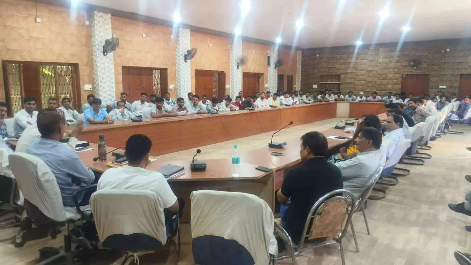 बेगूं में कृषि विभाग के प्रशिक्षण कार्यक्रम के दौरान सभागार में बैठे अधिकारी और आदान विक्रेता। बेगूं में कृषि विभाग के प्रशिक्षण कार्यक्रम के दौरान सभागार में बैठे अधिकारी और आदान विक्रेता।