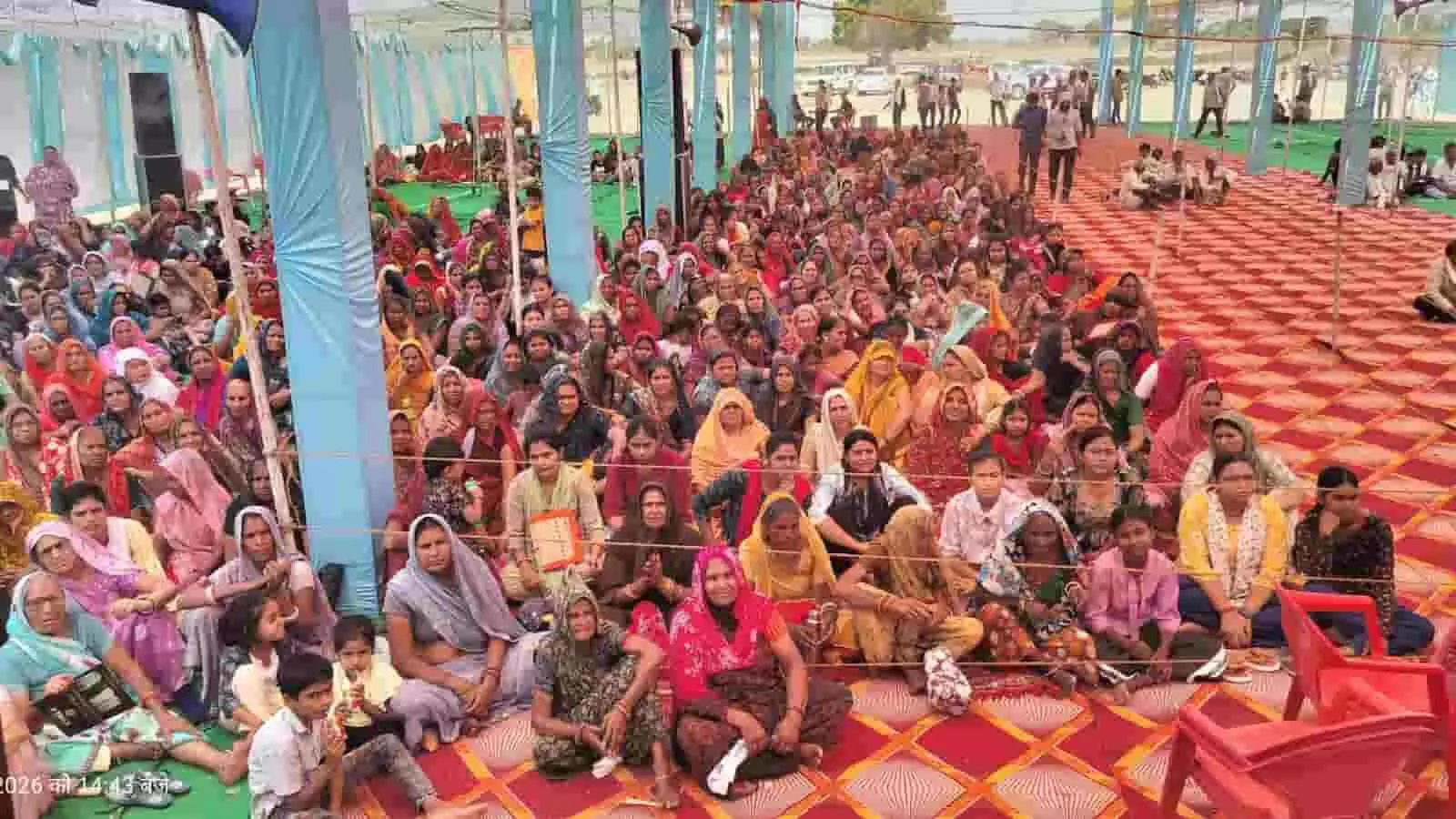 बड़वा के खेड़िया के बाग में श्रीराम कथा सुनने के लिए पंडाल में बैठी महिला श्रद्धालुओं की भीड़। बड़वा के खेड़िया के बाग में श्रीराम कथा सुनने के लिए पंडाल में बैठी महिला श्रद्धालुओं की भीड़।