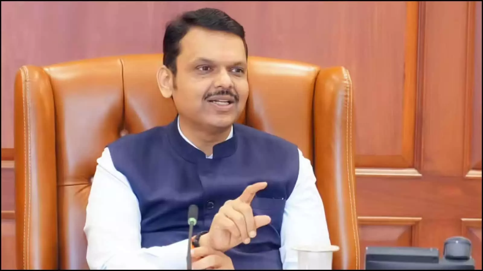 कार्यालय कक्ष में भूरे रंग की कुर्सी पर बैठकर बात करते हुए उप मुख्यमंत्री देवेंद्र फडणवीस। कार्यालय कक्ष में भूरे रंग की कुर्सी पर बैठकर बात करते हुए उप मुख्यमंत्री देवेंद्र फडणवीस।