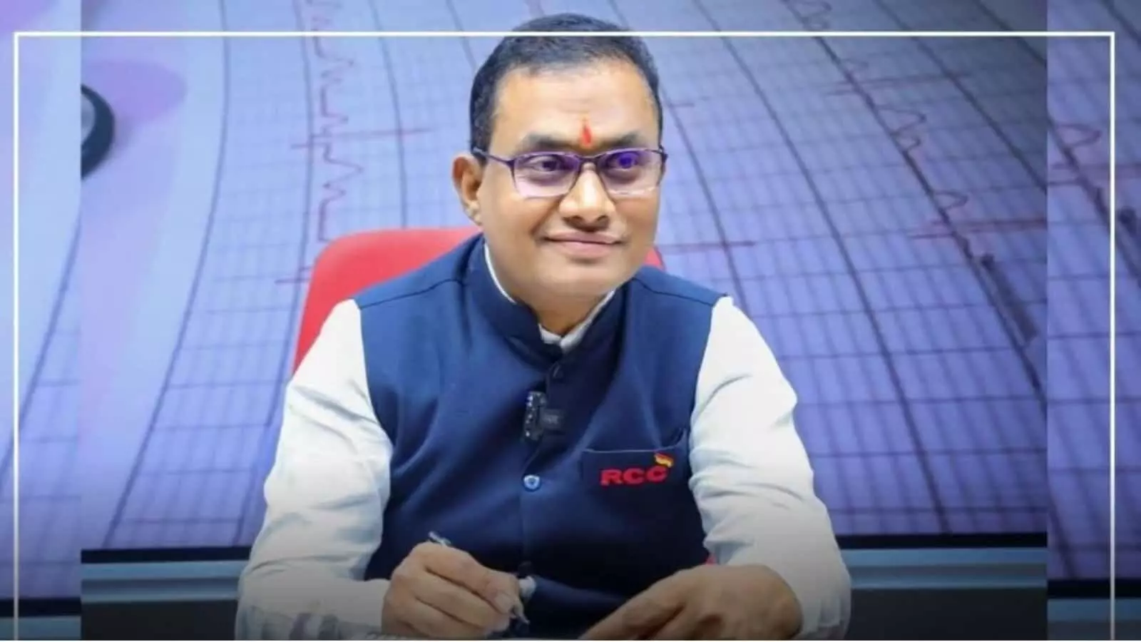 लातूर के आरसीसी कोचिंग सेंटर के निदेशक प्राध्यापक शिवराज मोटेगांवकर एक कार्यालय में बैठकर लिखते हुए।
