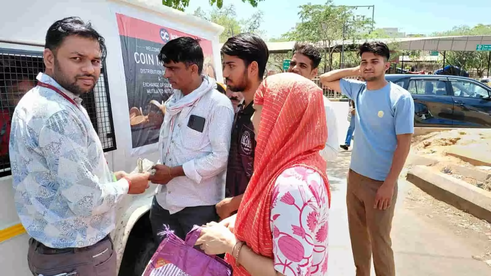 राजस्थान में बैंक अधिकारी आम जनता को नए नोट वितरित और विनिमय करते हुए दिख रहे हैं। राजस्थान में बैंक अधिकारी आम जनता को नए नोट वितरित और विनिमय करते हुए दिख रहे हैं।
