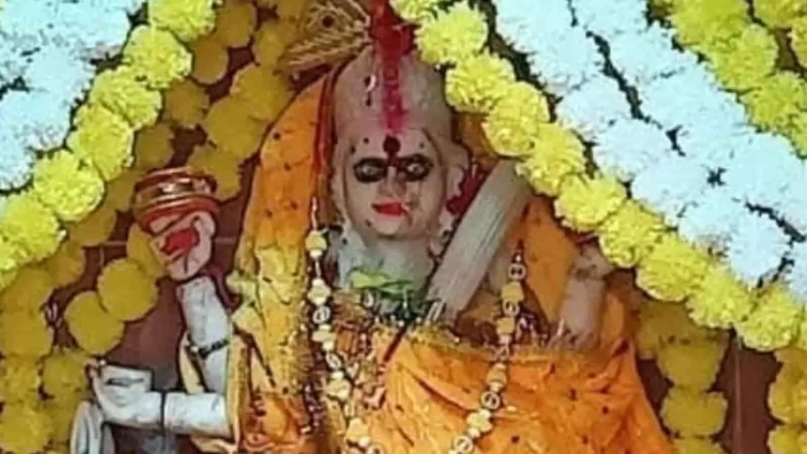 पीले वस्त्रों और फूलों से सजी शीतला माता की प्रतिमा भुसावर के मंदिर में धार्मिक आयोजन के संदर्भ में दिख रही है। पीले वस्त्रों और फूलों से सजी शीतला माता की प्रतिमा भुसावर के मंदिर में धार्मिक आयोजन के संदर्भ में दिख रही है।