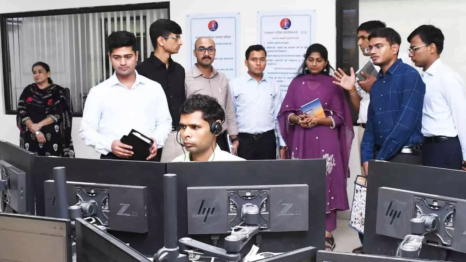 पुलिस मुख्यालय में साइबर कंट्रोल रूम का निरीक्षण करते भारतीय प्रशासनिक सेवा के प्रोबेशनर अधिकारी। पुलिस मुख्यालय में साइबर कंट्रोल रूम का निरीक्षण करते भारतीय प्रशासनिक सेवा के प्रोबेशनर अधिकारी।