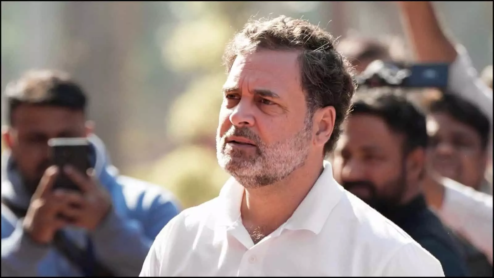 रायबरेली की जनसभा में सफेद टी-शर्ट पहने खड़े कांग्रेस नेता राहुल गांधी का क्लोजअप दृश्य।