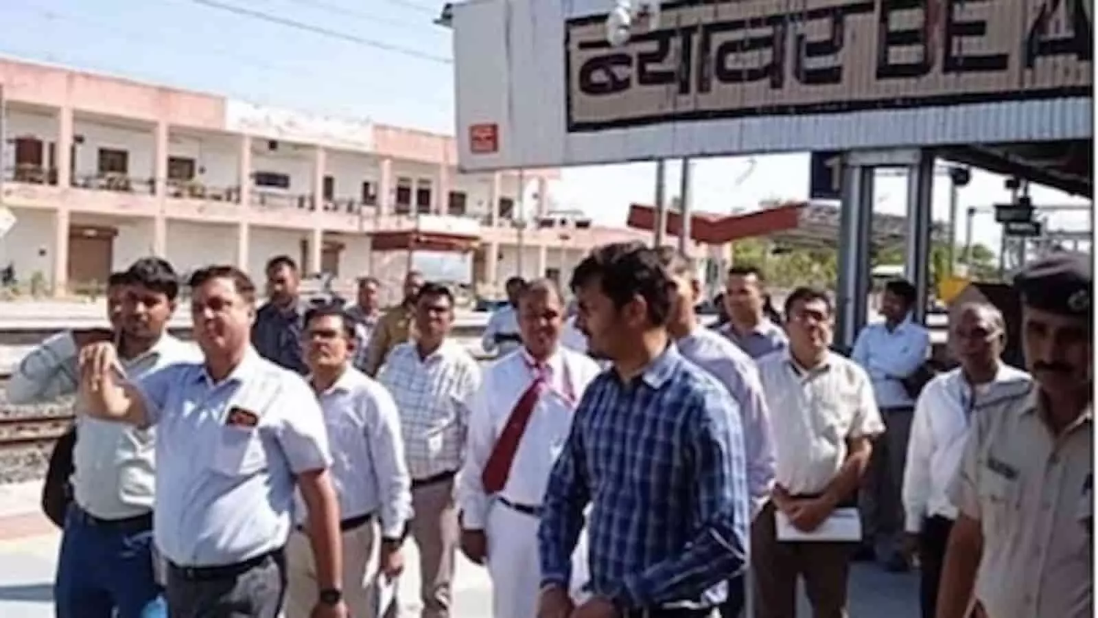 ब्यावर रेलवे स्टेशन पर अमृत भारत योजना के तहत निरीक्षण करते मंडल रेल प्रबंधक राजू भूतड़ा। ब्यावर रेलवे स्टेशन पर अमृत भारत योजना के तहत निरीक्षण करते मंडल रेल प्रबंधक राजू भूतड़ा।