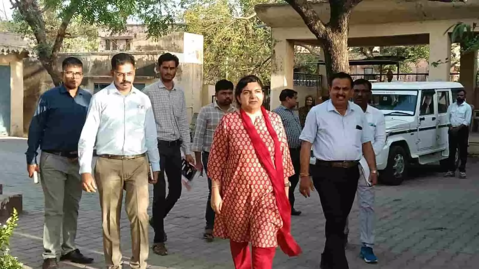 पीपलखूंट उपखंड कार्यालय परिसर में निरीक्षण के लिए प्रशासनिक अधिकारियों के साथ पैदल चलतीं जिला कलक्टर शुभम चौधरी। पीपलखूंट उपखंड कार्यालय परिसर में निरीक्षण के लिए प्रशासनिक अधिकारियों के साथ पैदल चलतीं जिला कलक्टर शुभम चौधरी।