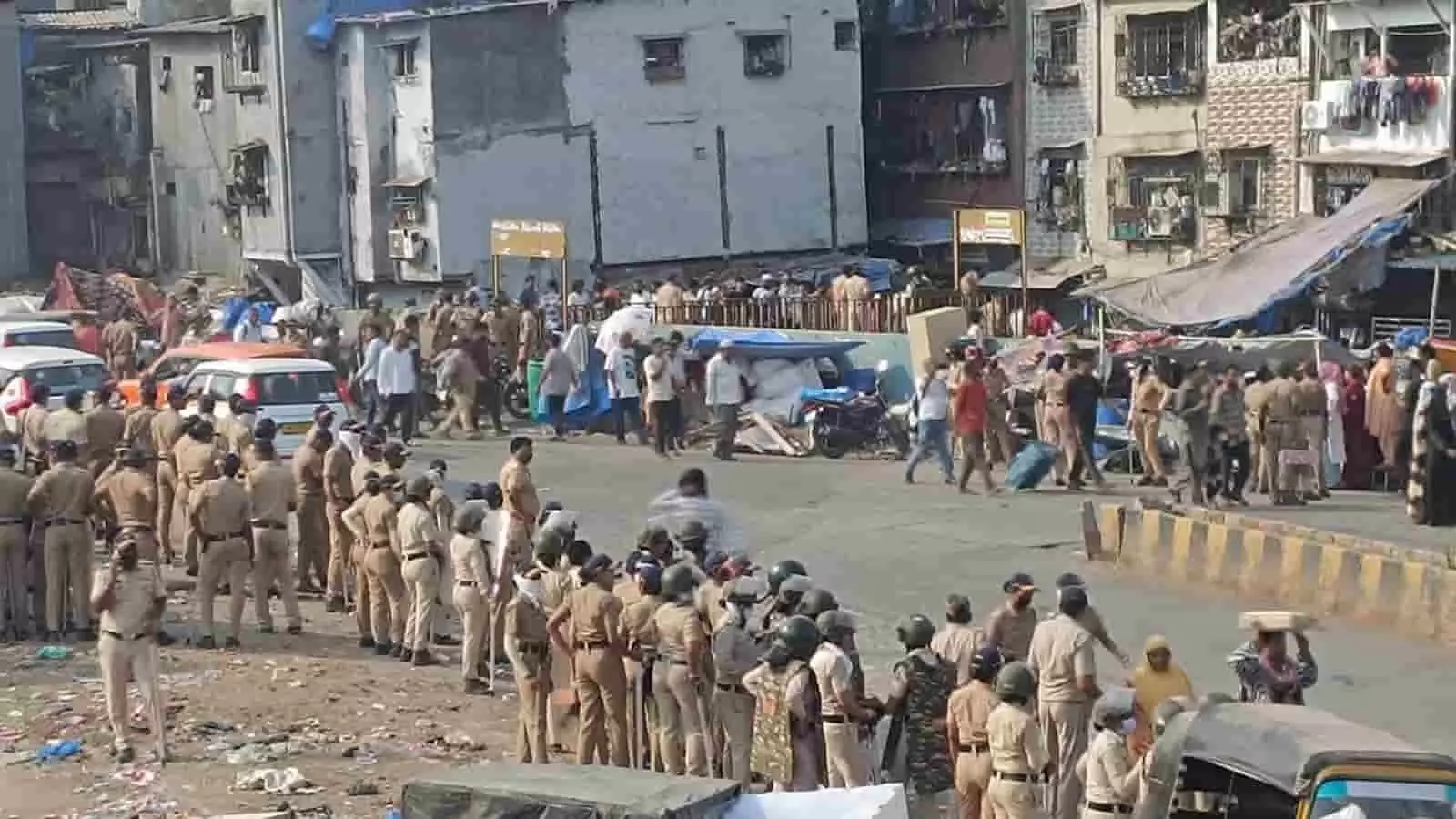 मुंबई के बांद्रा में रेलवे अतिक्रमण रोधी कार्रवाई के दौरान सड़क पर तैनात पुलिस और सुरक्षा बल के जवान