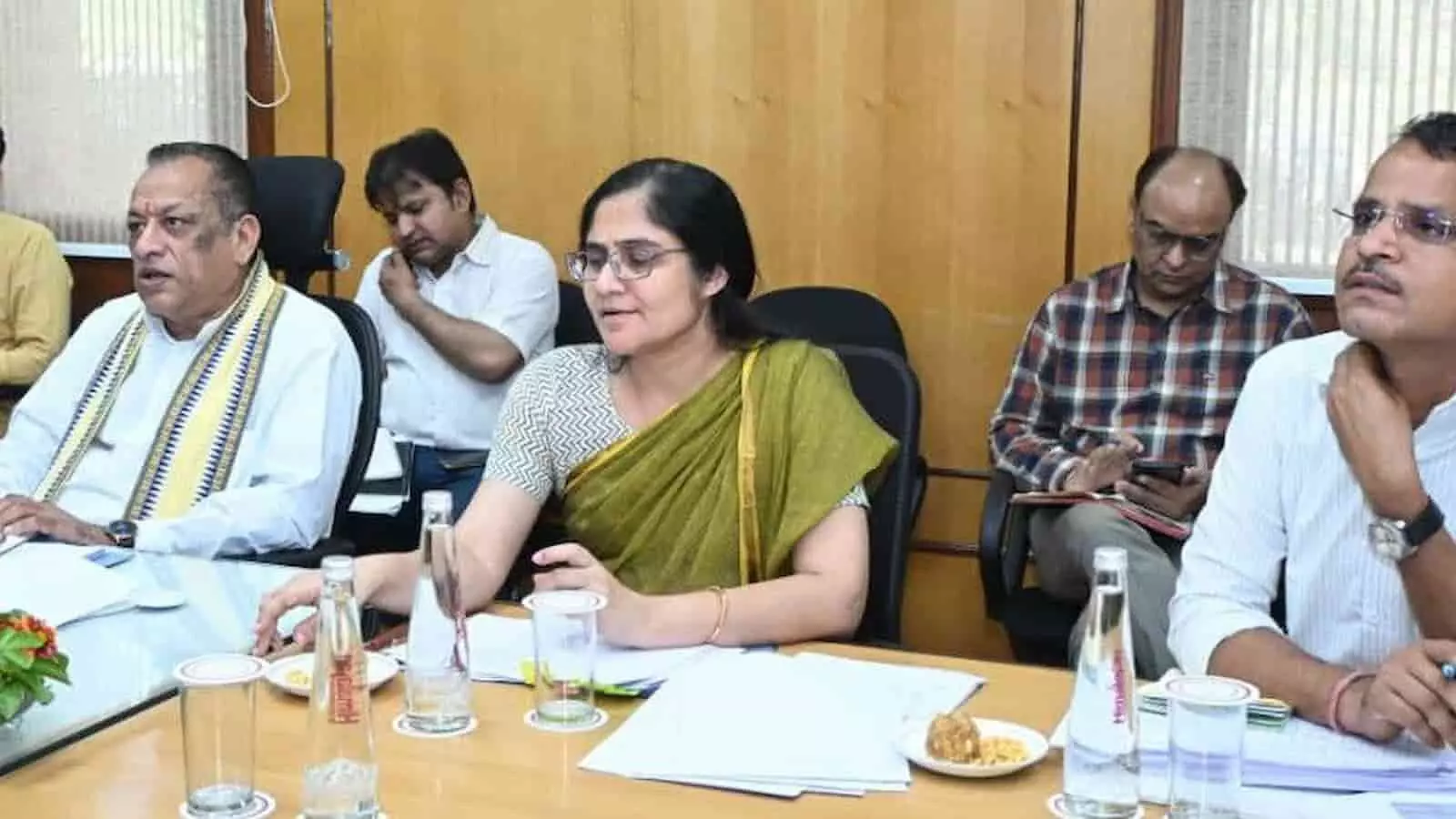 देवस्थान मंत्री जोराराम कुमावत जयपुर में विभाग की उच्च-स्तरीय बैठक की अध्यक्षता कर रहे हैं। देवस्थान मंत्री जोराराम कुमावत जयपुर में विभाग की उच्च-स्तरीय बैठक की अध्यक्षता कर रहे हैं।