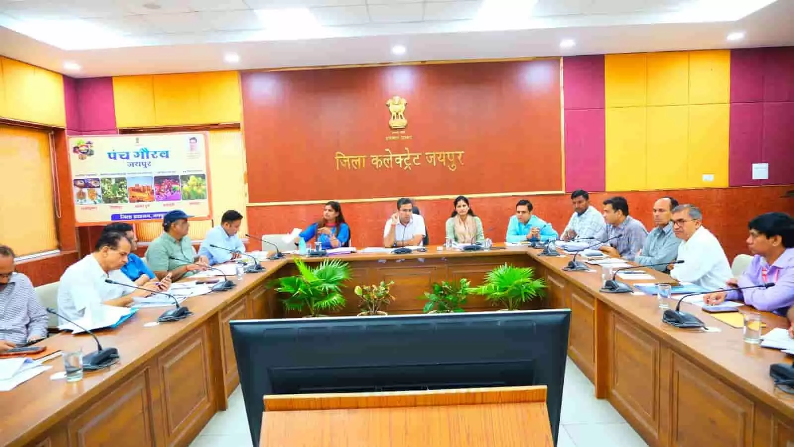 जिला कलक्टर संदेश नायक जयपुर कलेक्ट्रेट में सरकारी योजनाओं की प्रगति की समीक्षा कर रहे हैं।