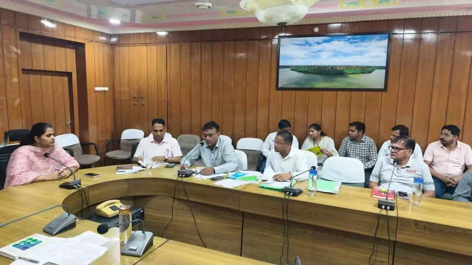 चित्तौड़गढ़ जिला कलक्ट्रेट में अवैध खनन निगरानी समिति की बैठक लेतीं जिला कलक्टर डॉ. मंजू और प्रशासनिक अधिकारी। चित्तौड़गढ़ जिला कलक्ट्रेट में अवैध खनन निगरानी समिति की बैठक लेतीं जिला कलक्टर डॉ. मंजू और प्रशासनिक अधिकारी।