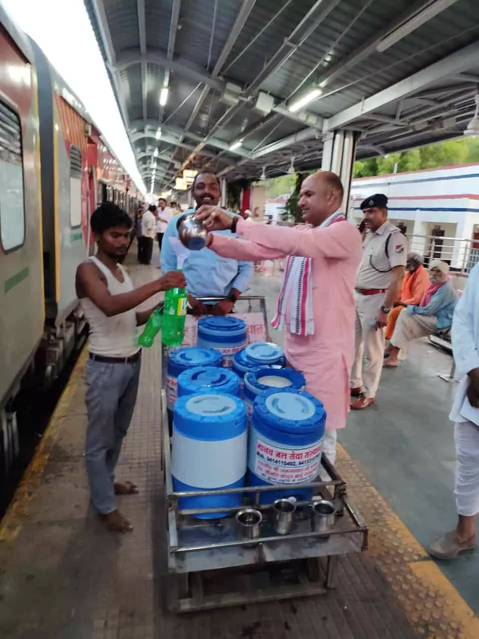 चित्तौड़गढ़ रेलवे स्टेशन पर यात्रियों को पानी पिलाते सांसद सीपी जोशी और मानव जल सेवा संस्थान के सदस्य