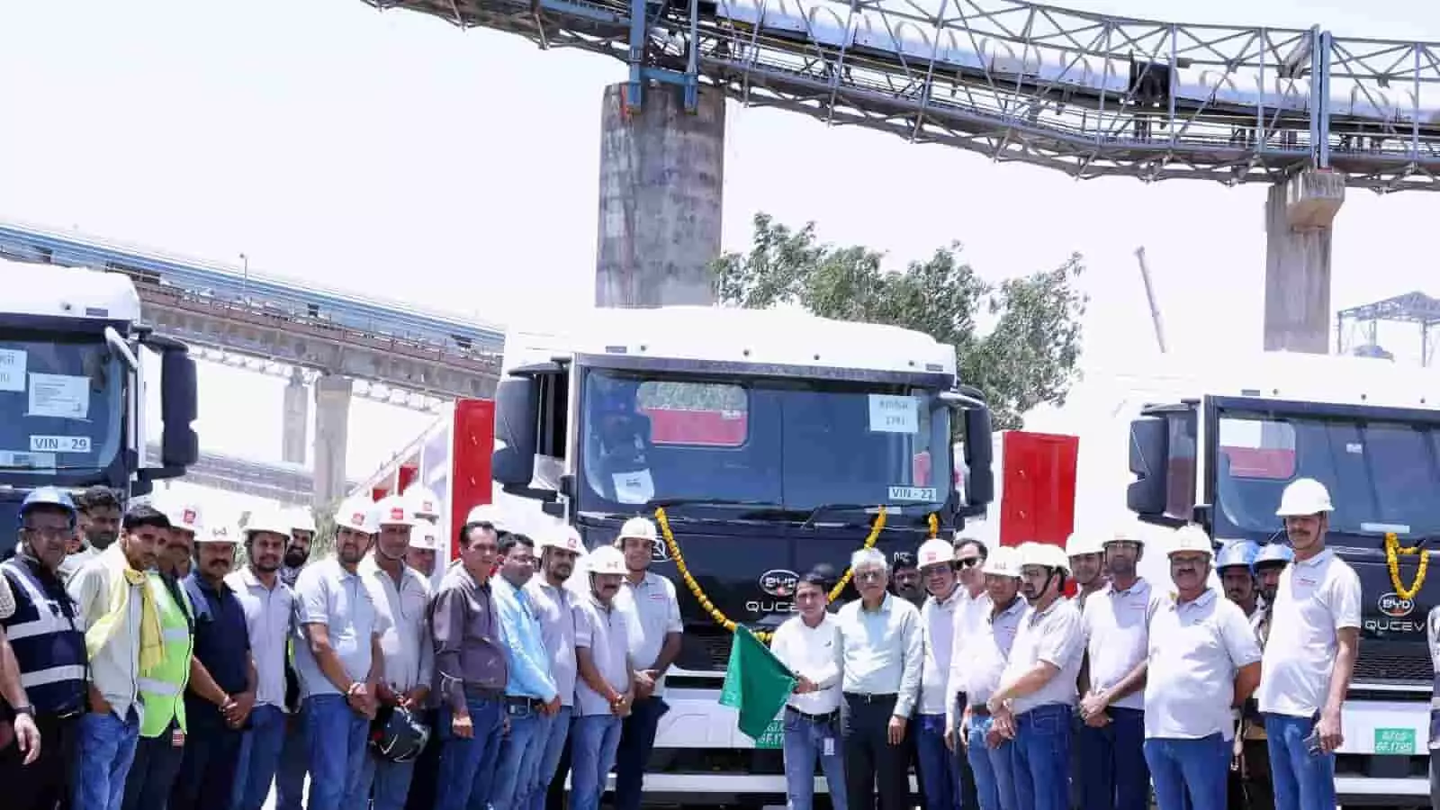 वंडर सीमेंट के अधिकारी निंबाहेड़ा में इलेक्ट्रिक भारी वाहनों को हरी झंडी दिखाकर रवाना करते हुए