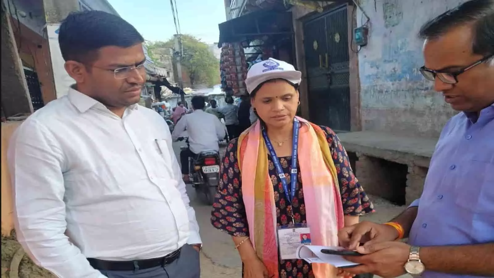 गंगापुर सिटी में मोबाइल ऐप से जनगणना रिकॉर्ड की जांच करते चार्ज अधिकारी बृजेन्द्र मीना और प्रगणक। गंगापुर सिटी में मोबाइल ऐप से जनगणना रिकॉर्ड की जांच करते चार्ज अधिकारी बृजेन्द्र मीना और प्रगणक।