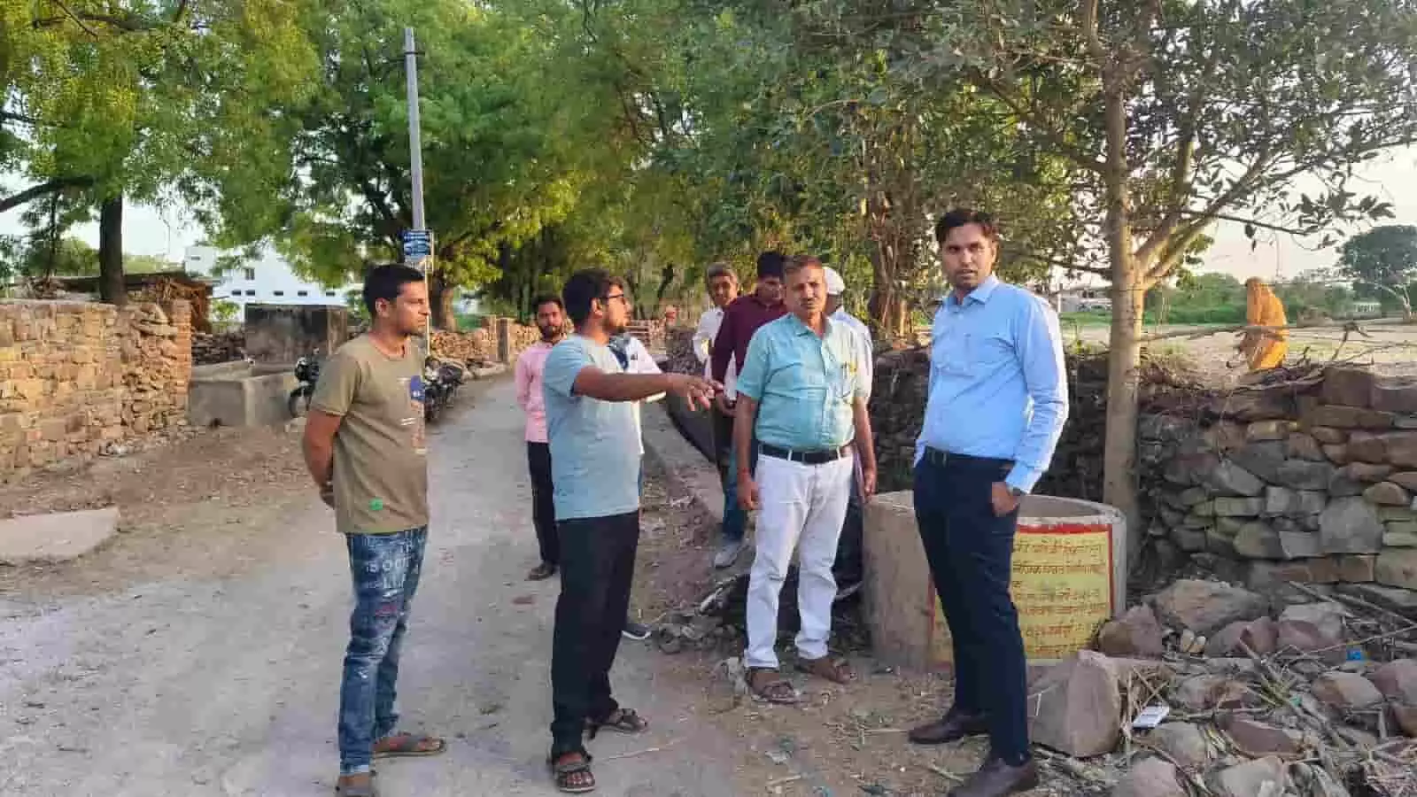 मेघपुरा में नाला निर्माण का निरीक्षण करते बेगू उपखंड अधिकारी अंकित सामरिया और विकास अधिकारी सुरेश गिरी गोस्वामी।