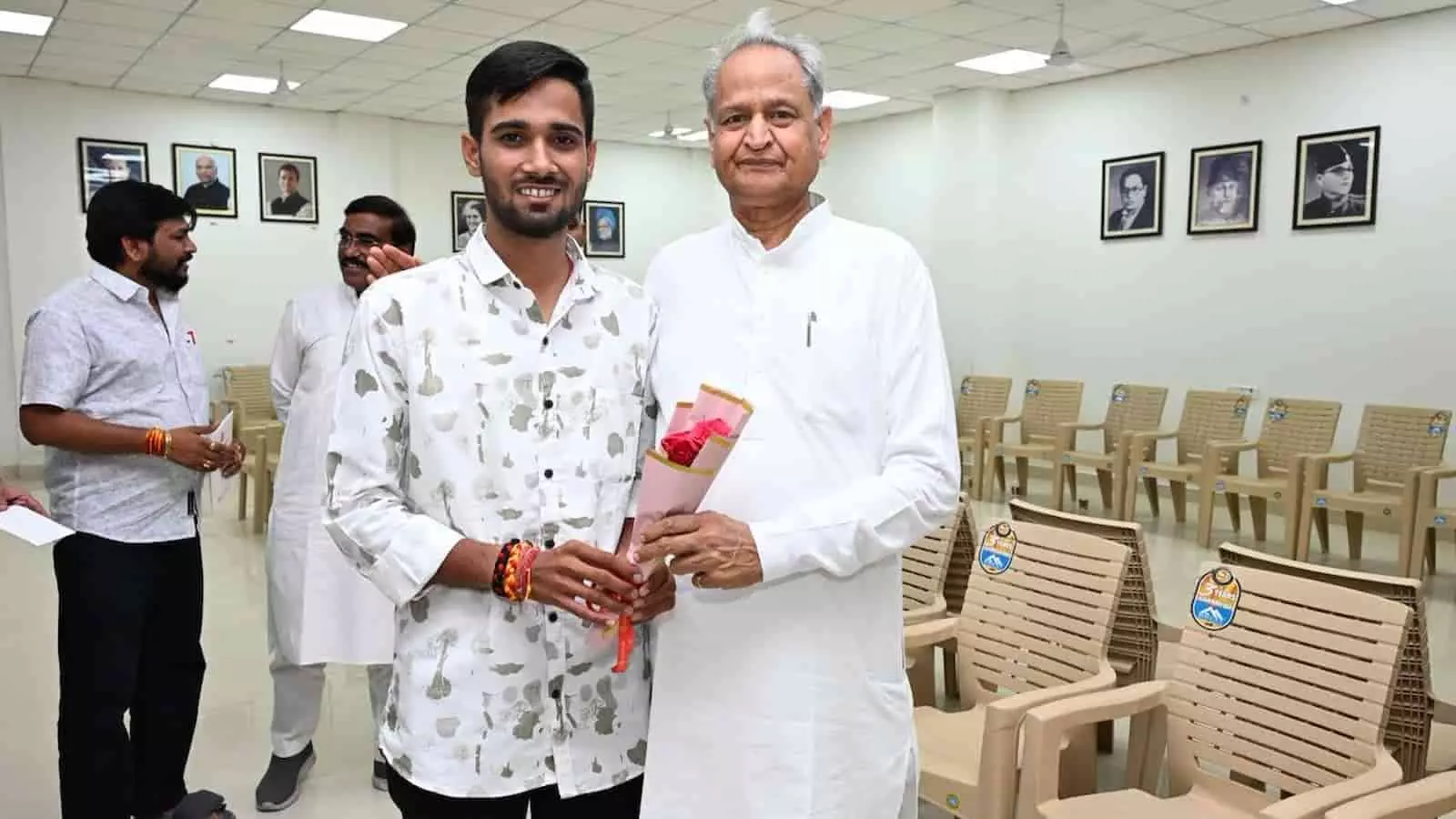 रिद्दम शर्मा एनएसयूआई के प्रदेश सचिव पद पर मनोनीत होने के बाद अशोक गहलोत से मिले।