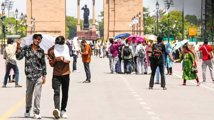 तेज धूप से बचने के लिए कपड़े से चेहरा ढके हुए लोग भीषण लू के संदर्भ में| तेज धूप से बचने के लिए कपड़े से चेहरा ढके हुए लोग भीषण लू के संदर्भ में|