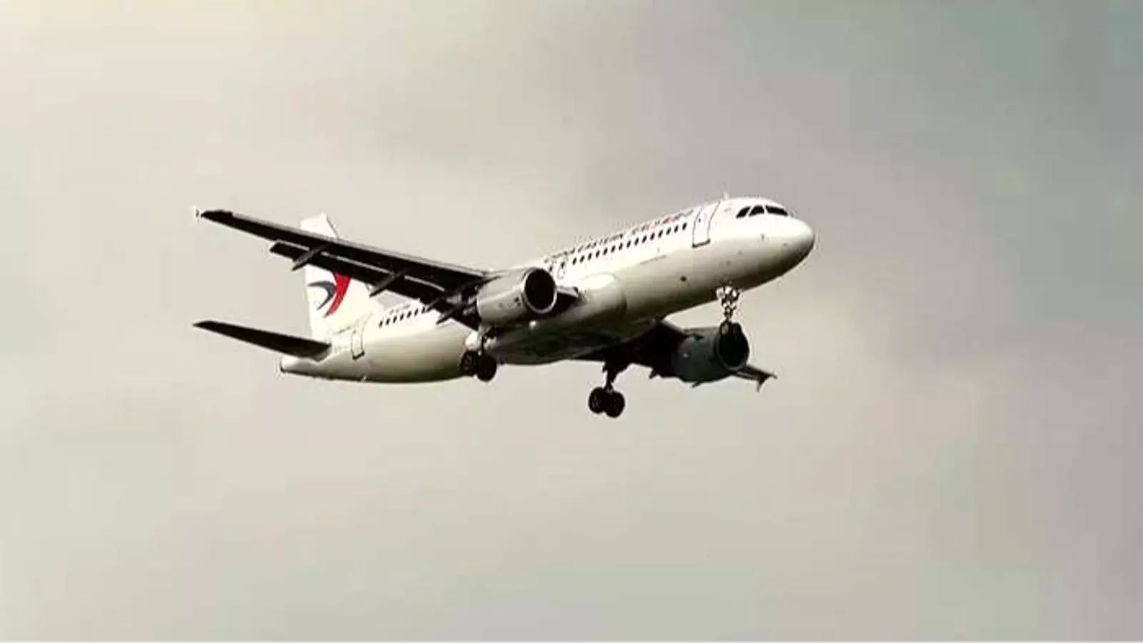 आसमान में उड़ता हुआ सफेद यात्री विमान नागरिक उड्डयन के संदर्भ में आसमान में उड़ता हुआ सफेद यात्री विमान नागरिक उड्डयन के संदर्भ में